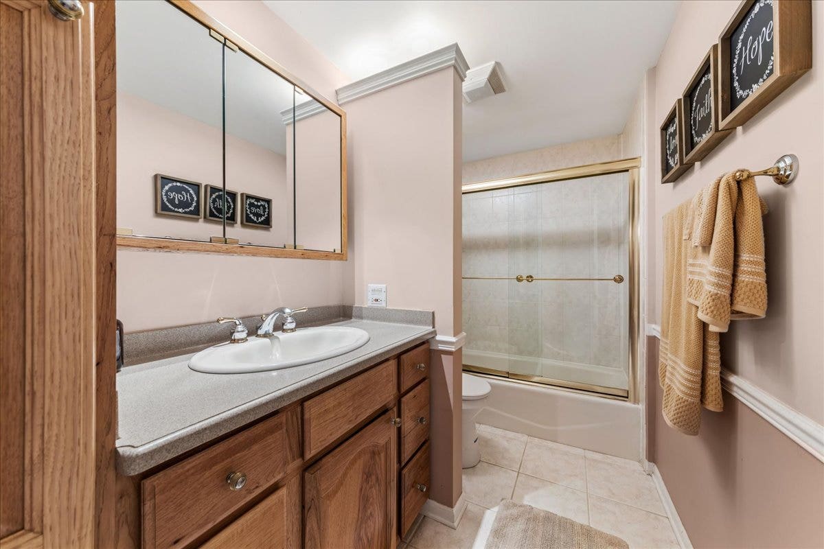 2244 Country Knoll Lane, Elgin, IL 60123 2244 Country Knoll Lane, Elgin, IL 60123