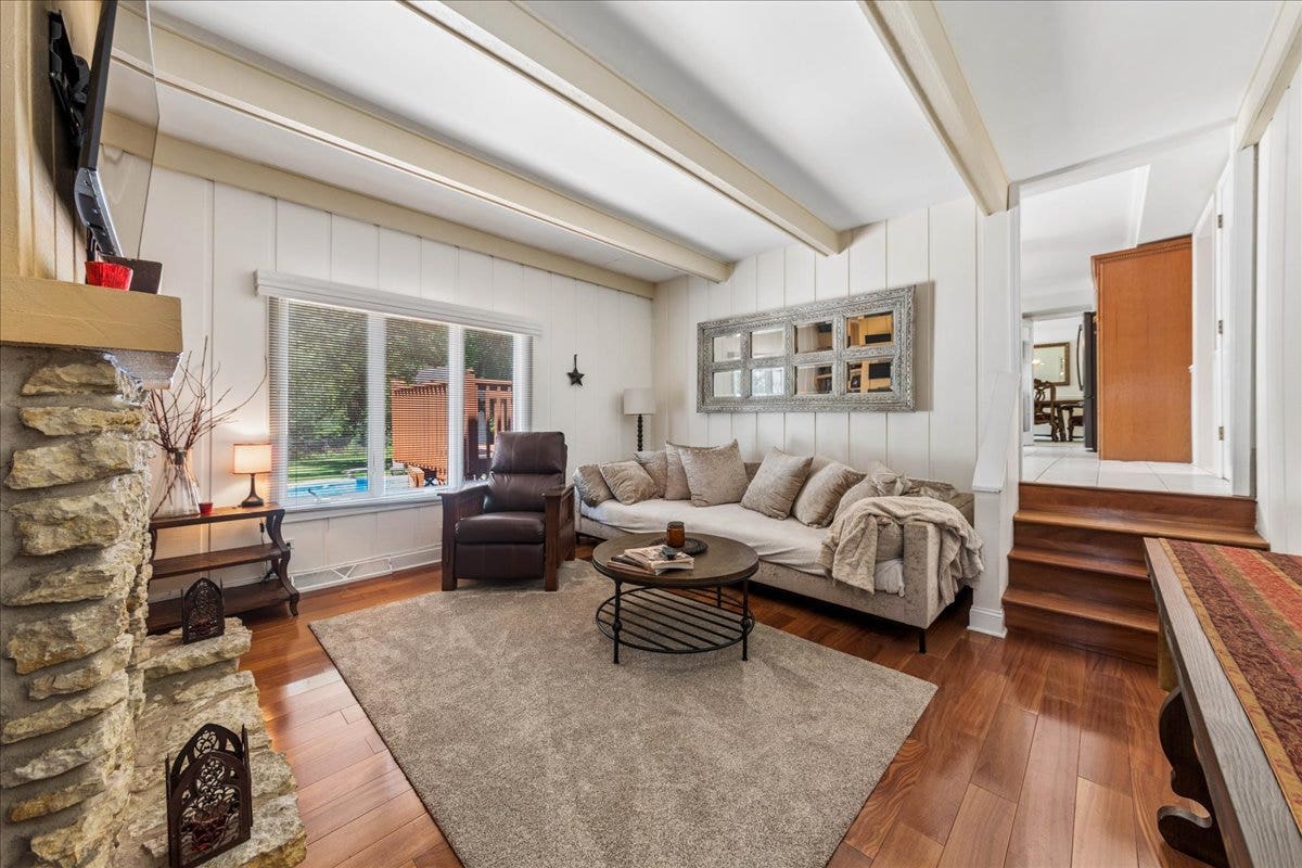 2244 Country Knoll Lane, Elgin, IL 60123 2244 Country Knoll Lane, Elgin, IL 60123