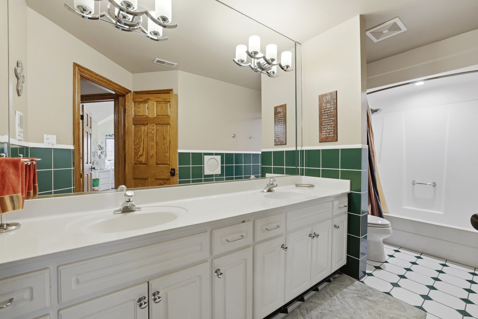 33 W Eureka Avenue, Lemont, IL 60439 33 W Eureka Avenue, Lemont, IL 60439