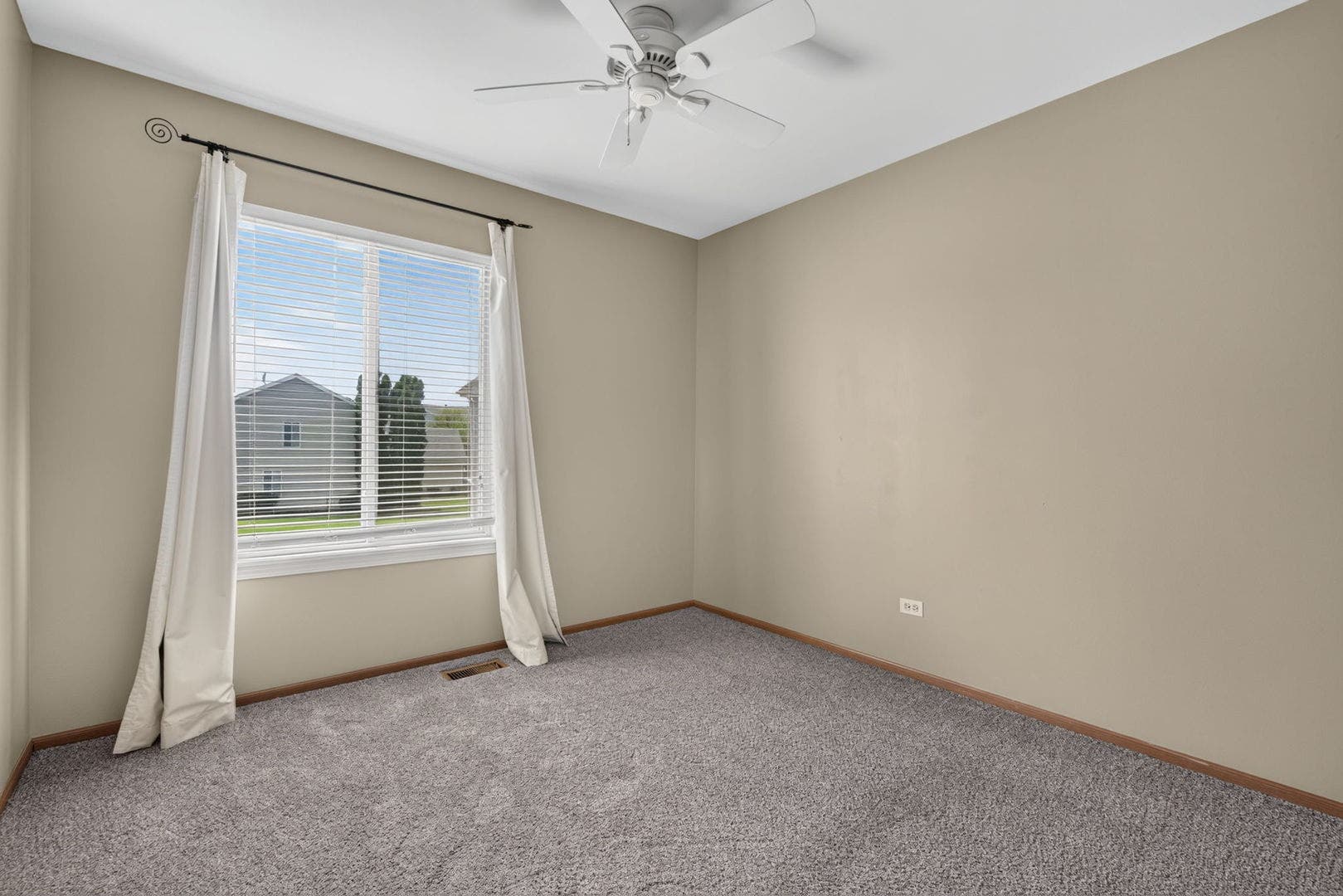 667 Harvest Drive, Bolingbrook, IL 60490 667 Harvest Drive, Bolingbrook, IL 60490