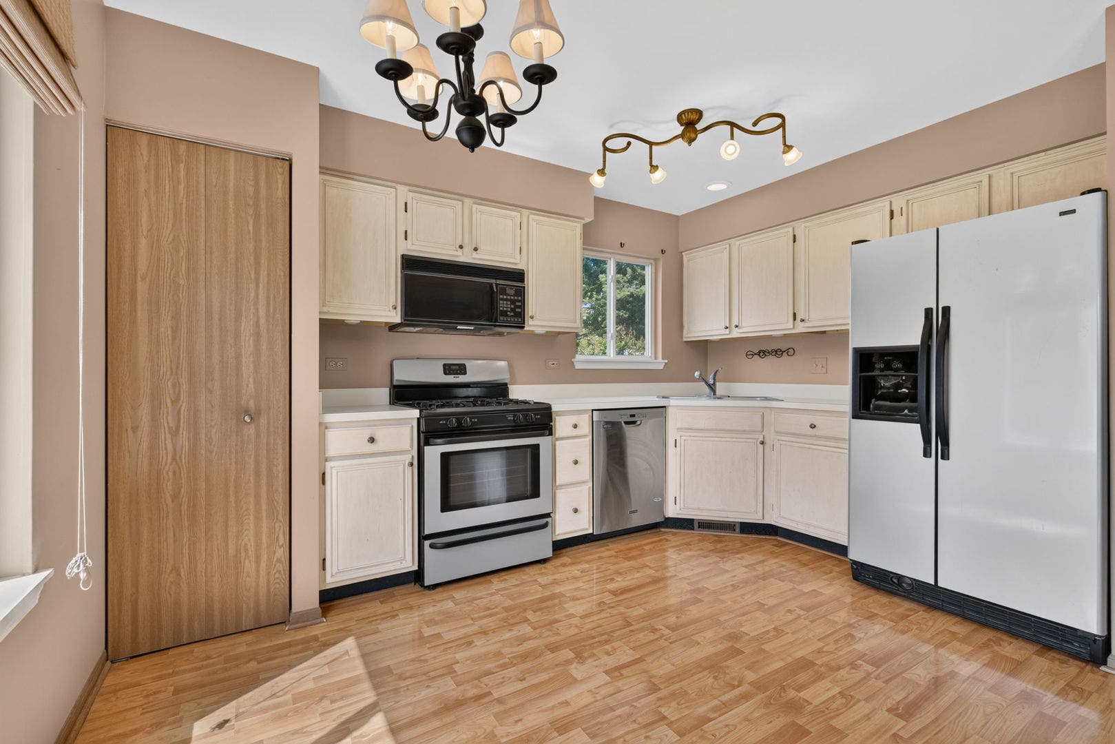 667 Harvest Drive, Bolingbrook, IL 60490 667 Harvest Drive, Bolingbrook, IL 60490