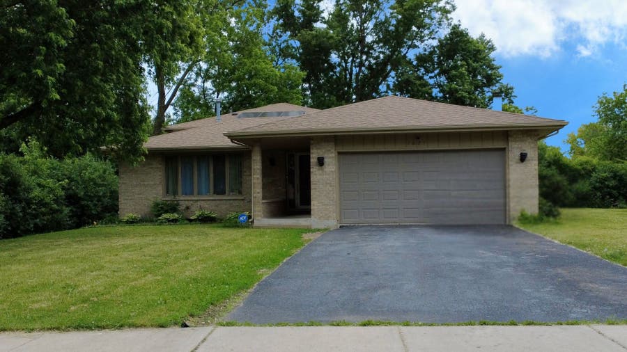 Property photo for 1621 Lawrence Cres, Flossmoor, IL