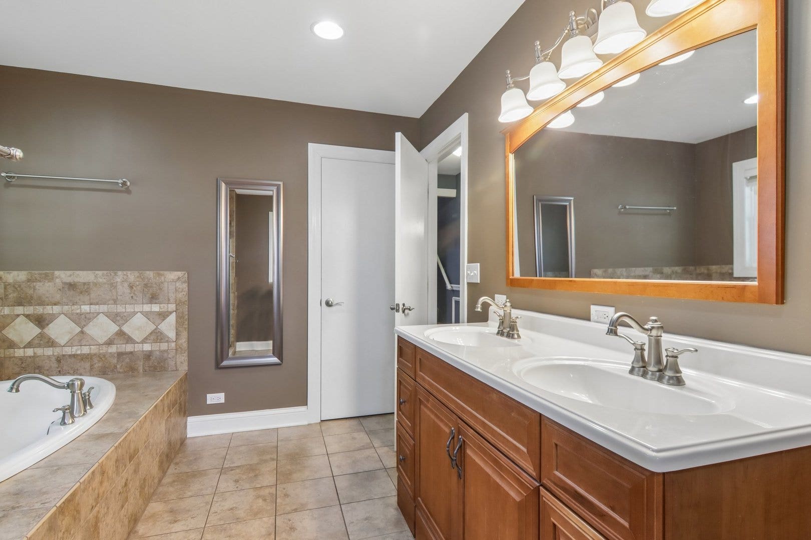 409 Hubbard Avenue, Elgin, IL 60123