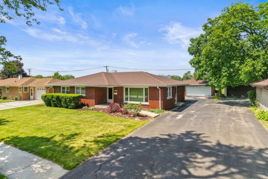 Property photo for 817 Summit Drive, Lockport, IL