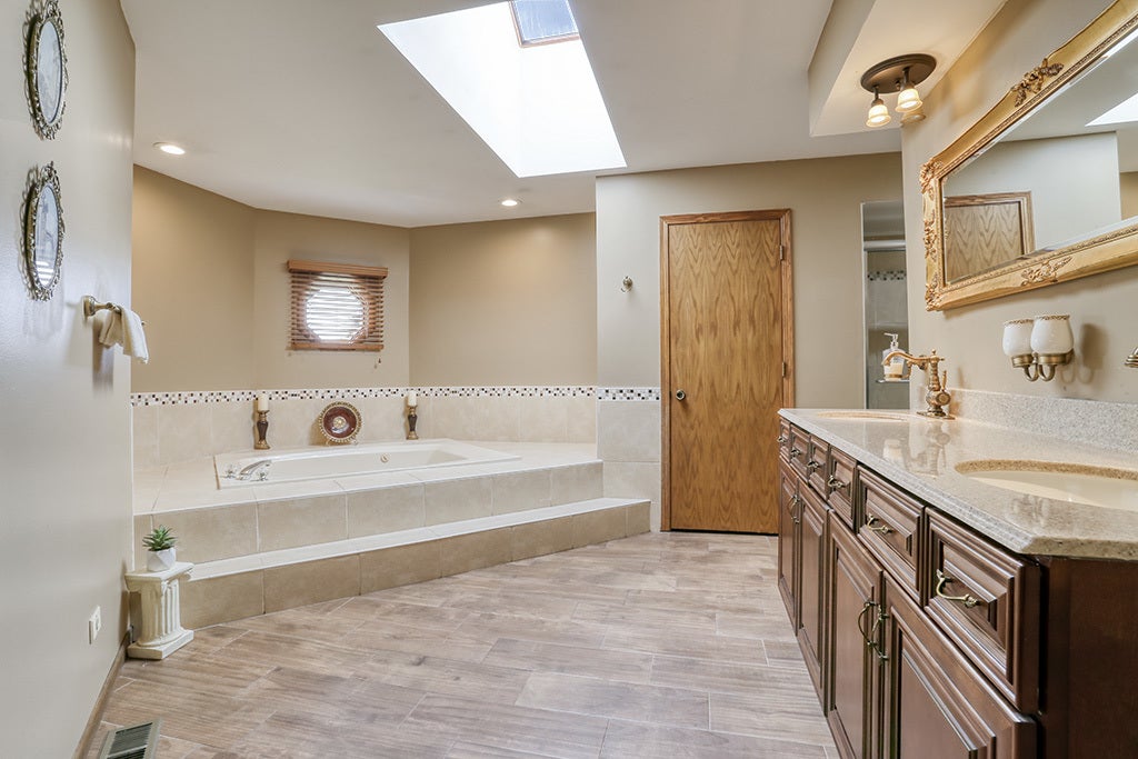 18013 Alice Lane, Orland Park, IL 60467 18013 Alice Lane, Orland Park, IL 60467