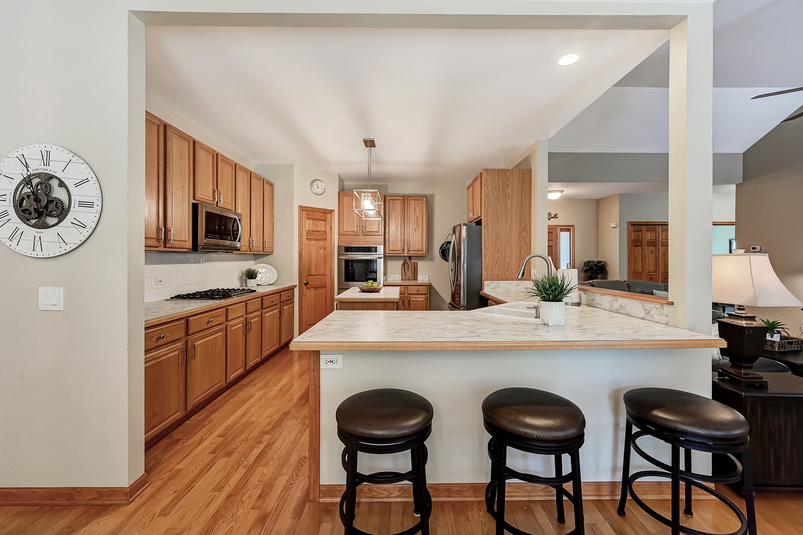 Kitchen w/eat-up area