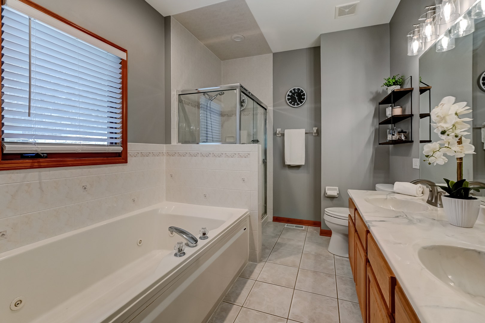 Primary Bath w/whirlpool tub & separate shower