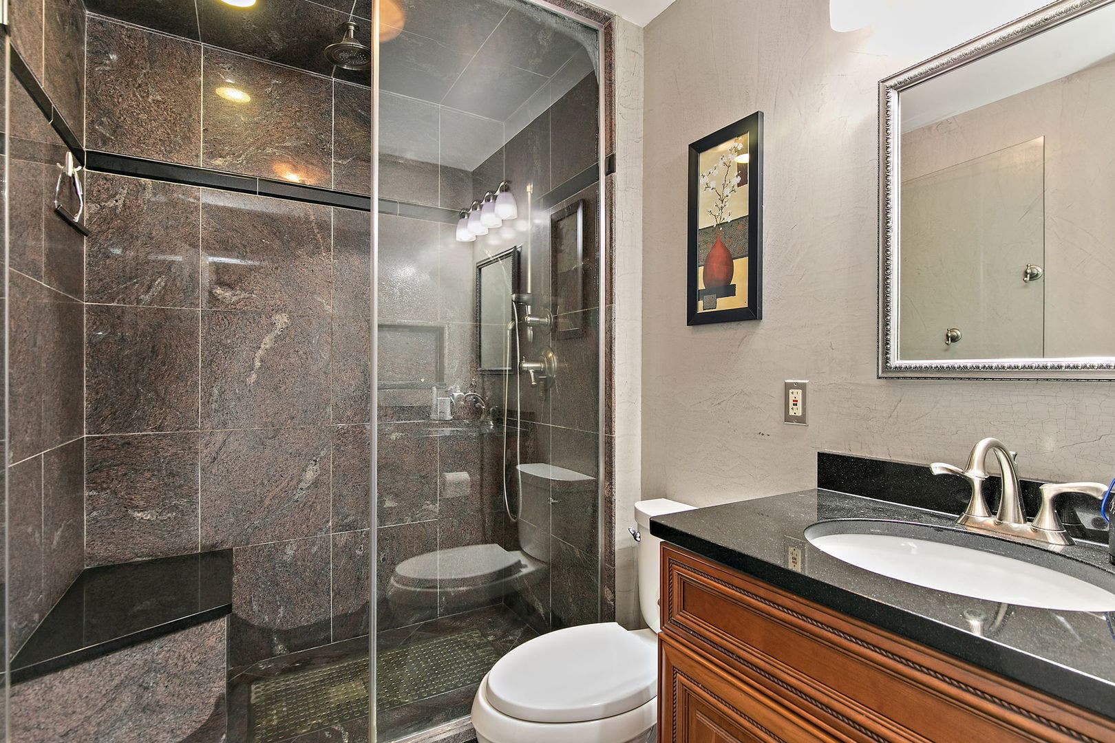 12N185 Muirhead Road, Elgin, IL 60123 Hallway bathroom