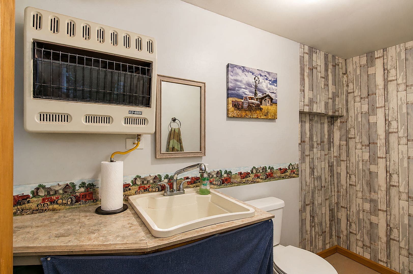 12N185 Muirhead Road, Elgin, IL 60123 Bathroom located off the Viewing/ Tack Room within