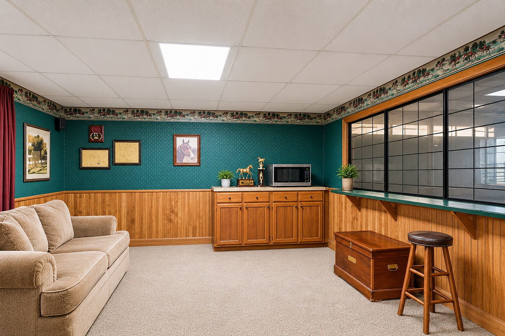 12N185 Muirhead Road, Elgin, IL 60123 Viewing Room/ Tack Room with a joining bathroom; a