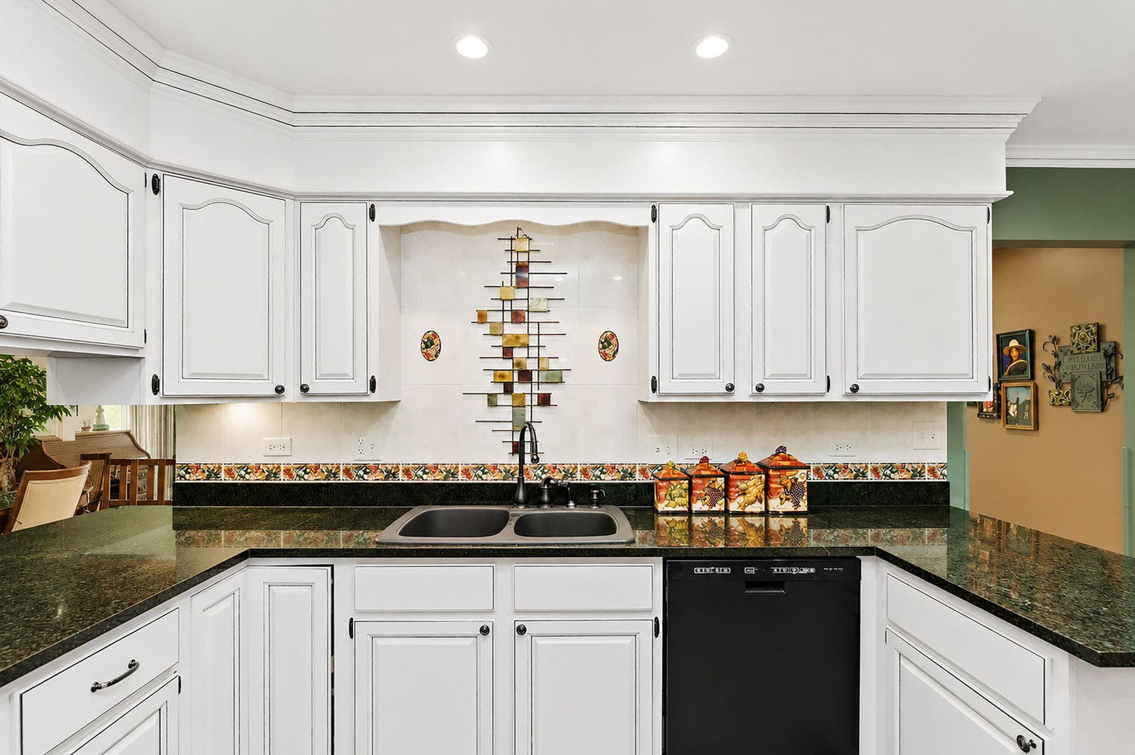 12N185 Muirhead Road, Elgin, IL 60123 16' x 11' ; Granite Counter Tops