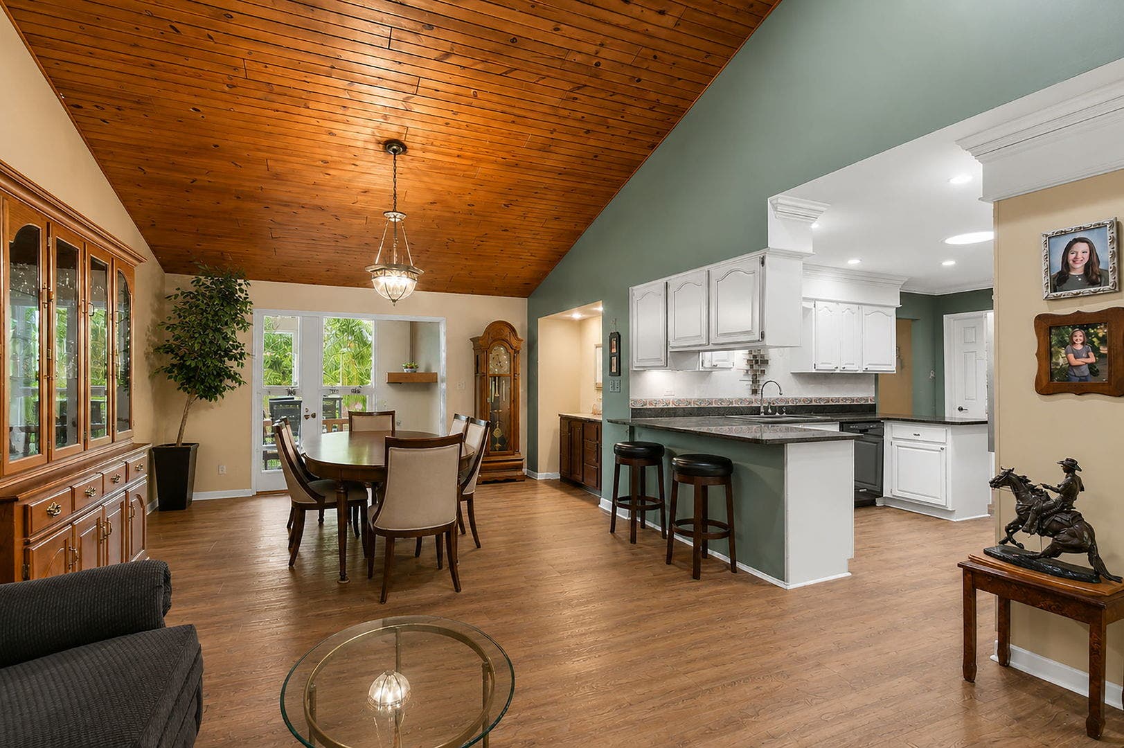 12N185 Muirhead Road, Elgin, IL 60123 13' x 20'; vaulted ceilings