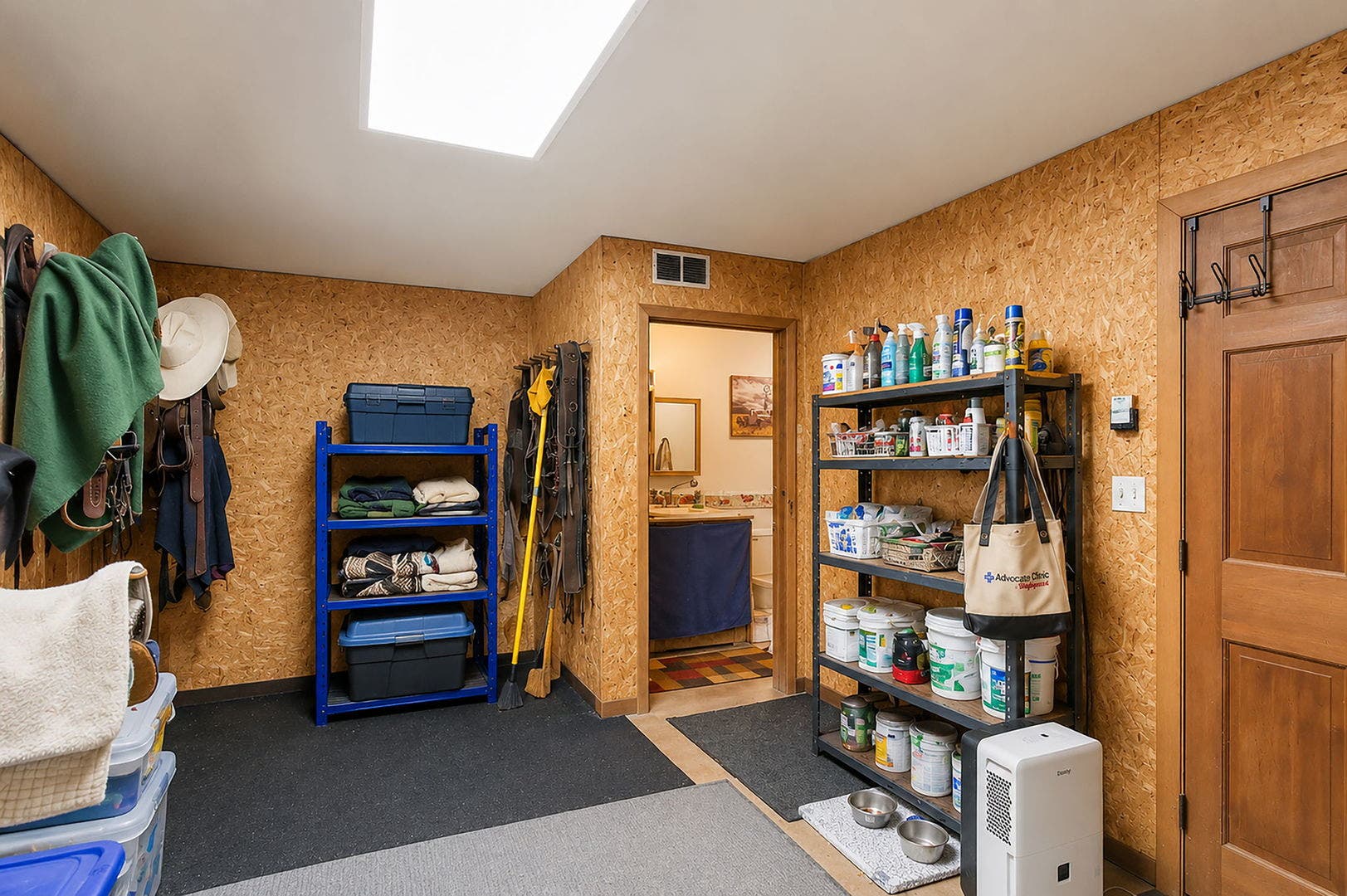 12N185 Muirhead Road, Elgin, IL 60123 Viewing Room/ Tack Room with a joining bathroom; a