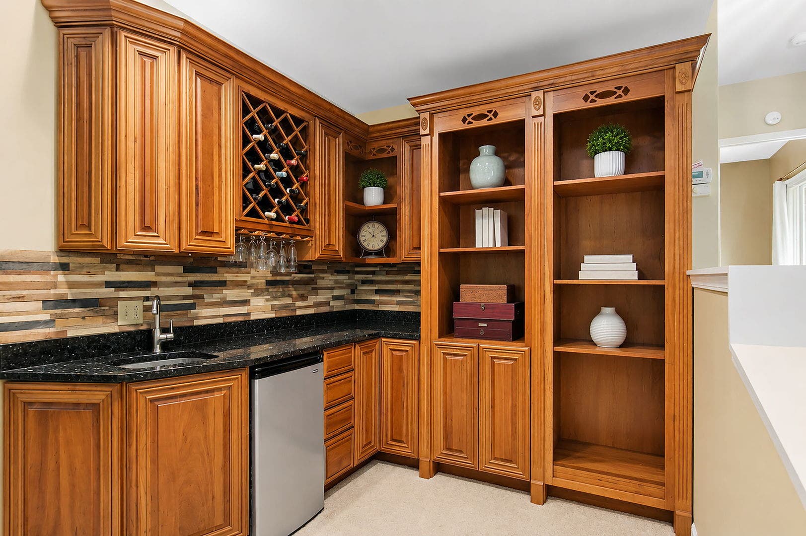 12N185 Muirhead Road, Elgin, IL 60123 Bar located in Second Living Room