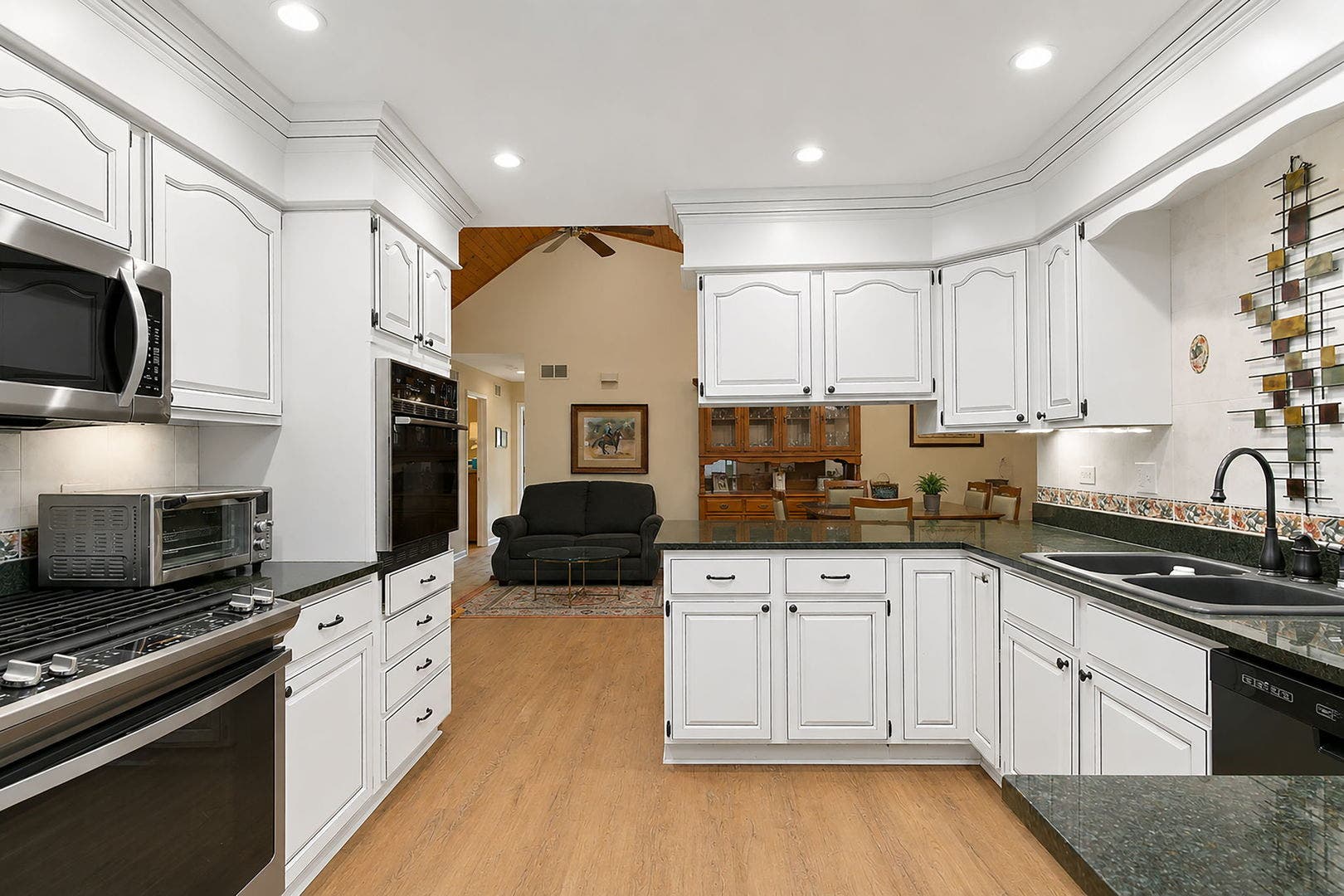 12N185 Muirhead Road, Elgin, IL 60123 16' x 11' ; Stainless Steel appliances