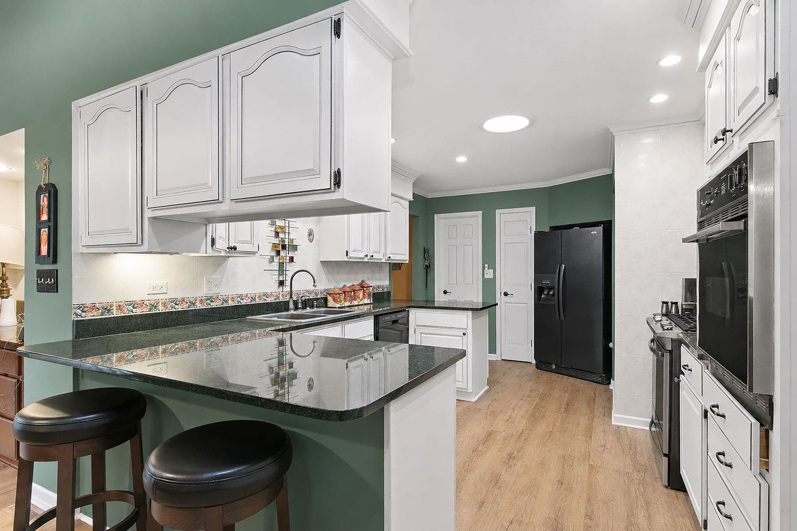 12N185 Muirhead Road, Elgin, IL 60123 Breakfast bar