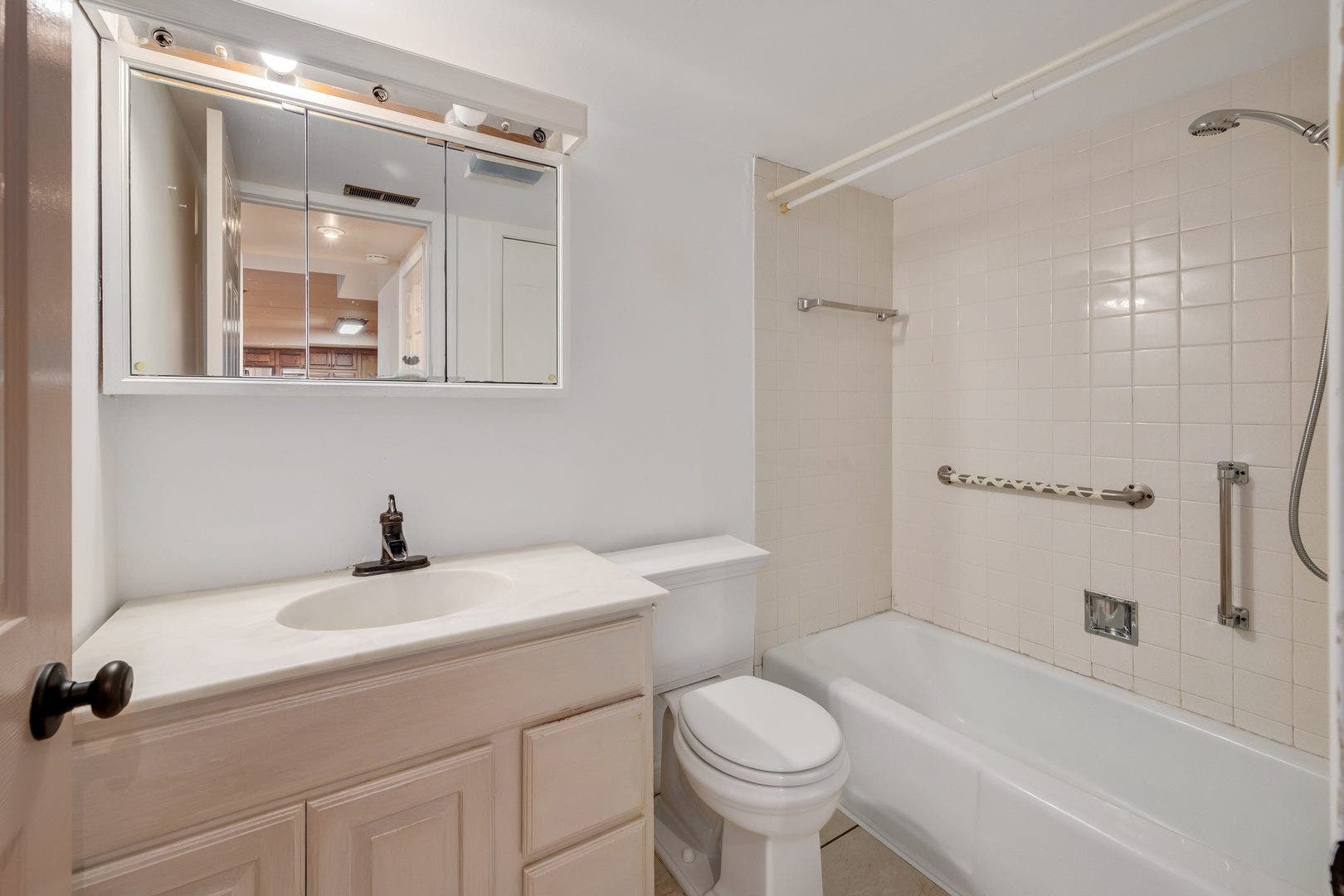 2900 MAPLE Avenue, #4A, Downers Grove, IL 60515 2900 MAPLE Avenue, #4A, Downers Grove, IL 60515
