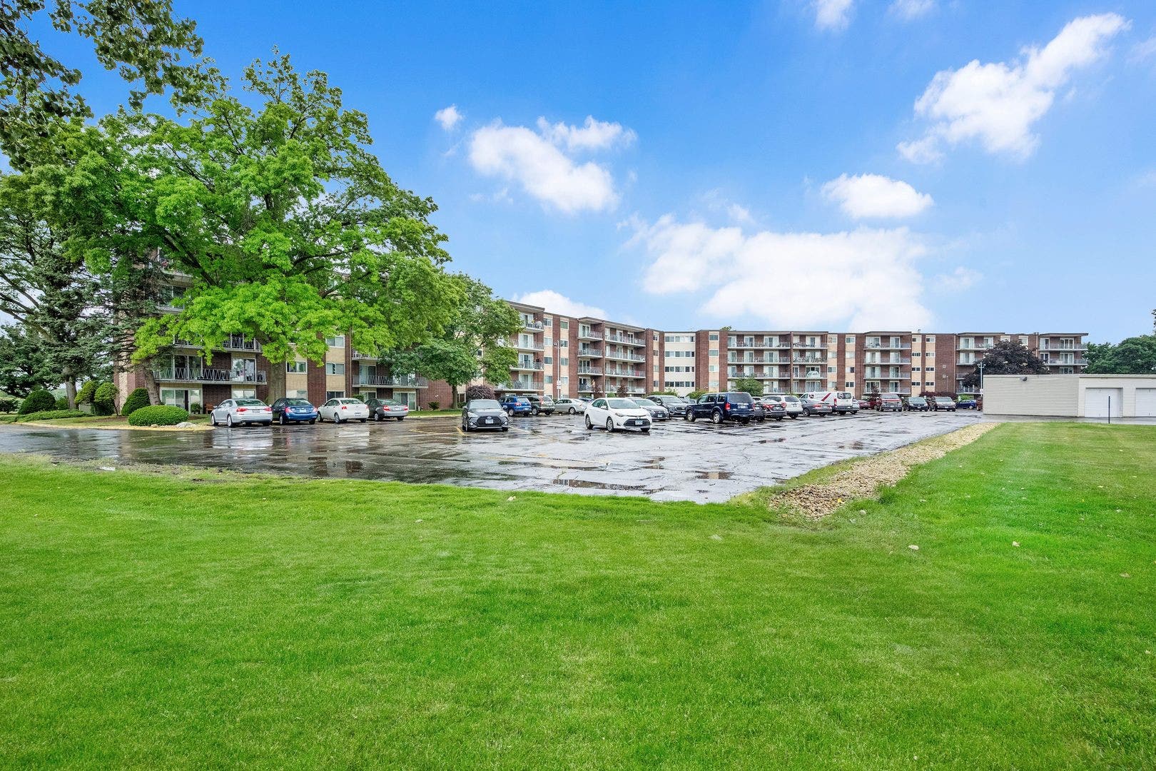2900 MAPLE Avenue, #4A, Downers Grove, IL 60515 2900 MAPLE Avenue, #4A, Downers Grove, IL 60515