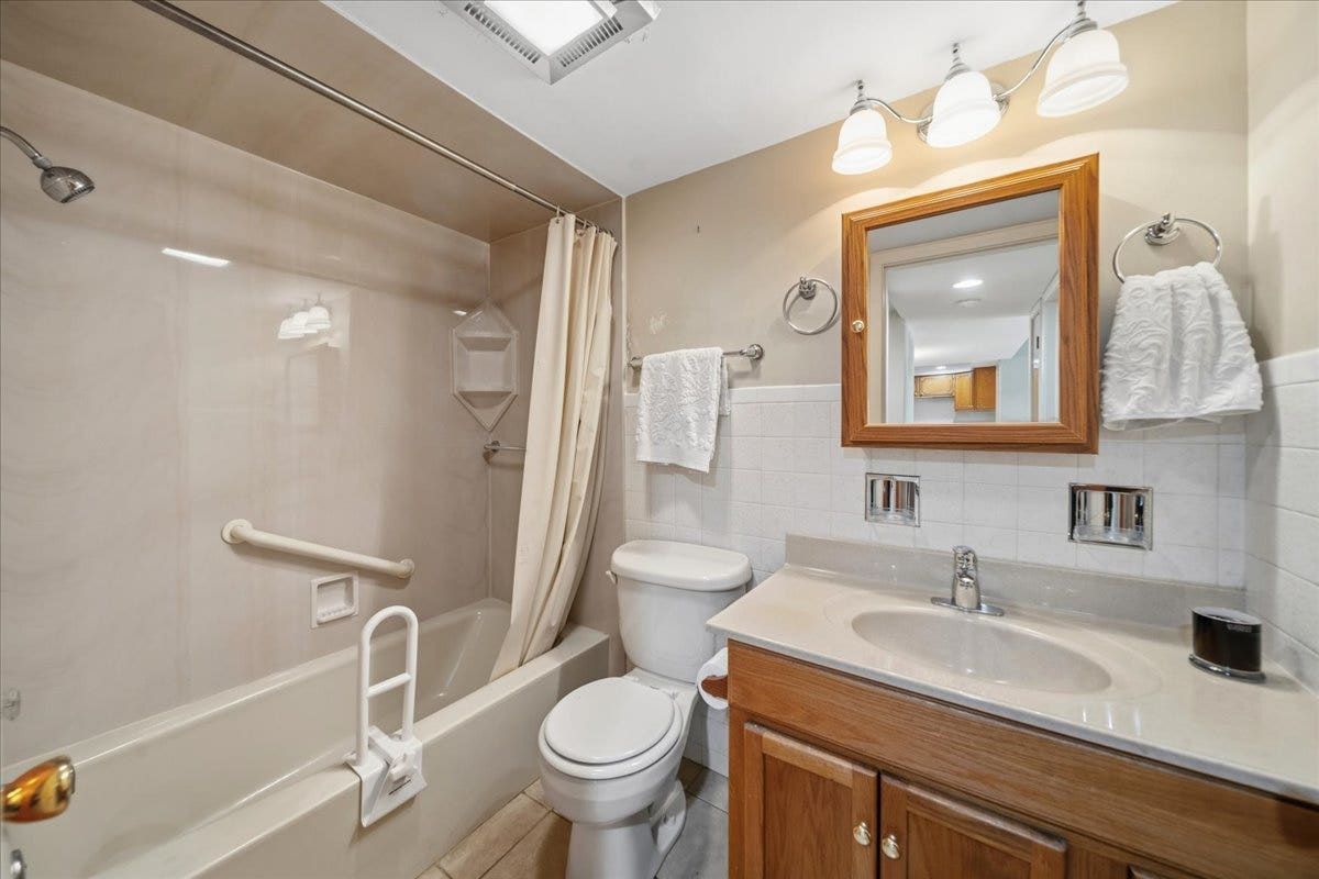 5300 Walnut Avenue, #19C, Downers Grove, IL 60515