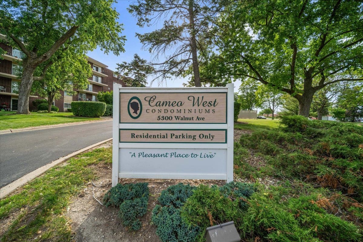 5300 Walnut Avenue, #19C, Downers Grove, IL 60515