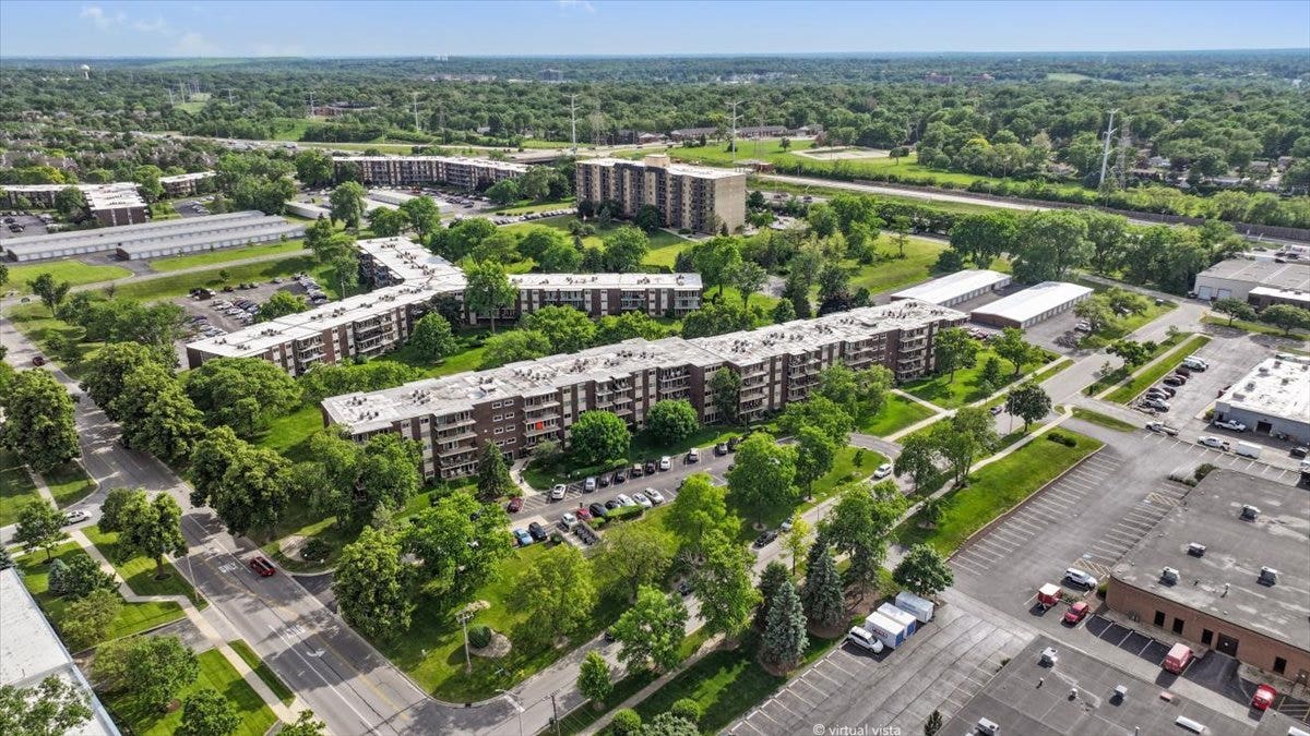 5300 Walnut Avenue, #19C, Downers Grove, IL 60515