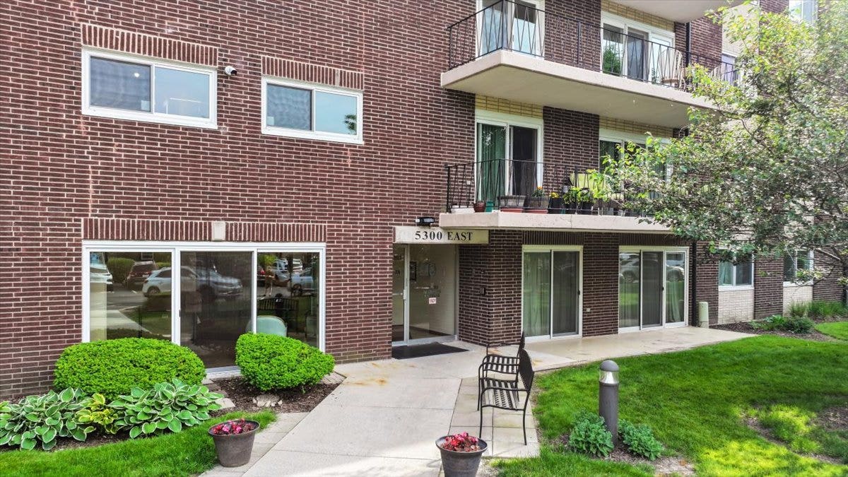 5300 Walnut Avenue, #19C, Downers Grove, IL 60515