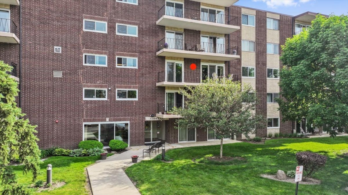 5300 Walnut Avenue, #19C, Downers Grove, IL 60515