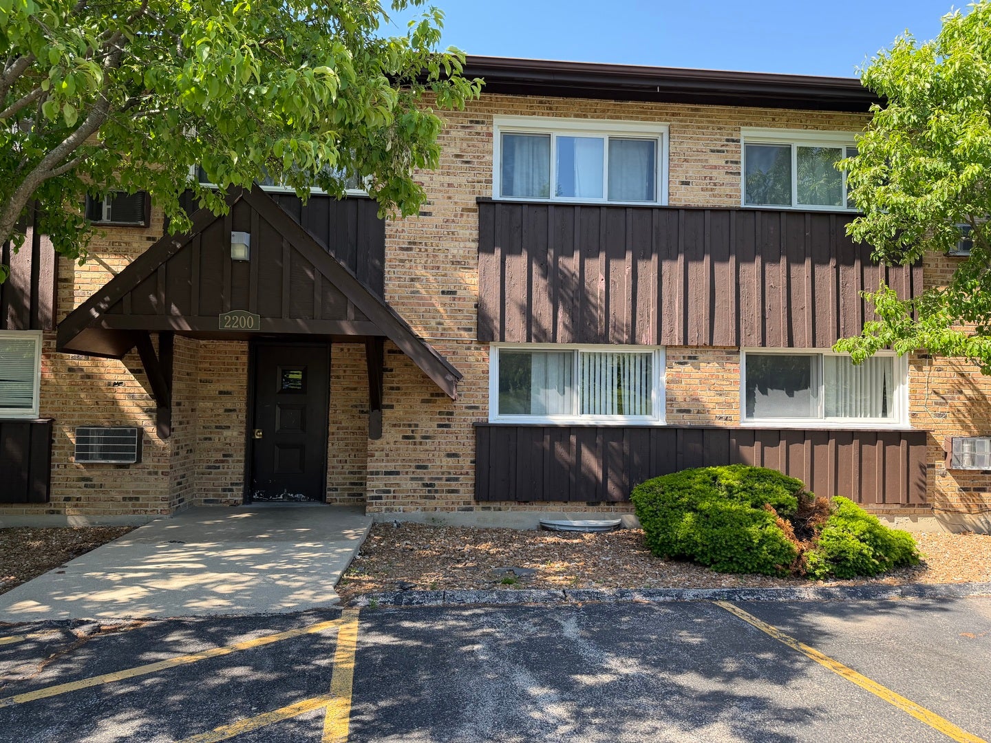 2200 Arbor Circle, #1, Downers Grove, IL 60515