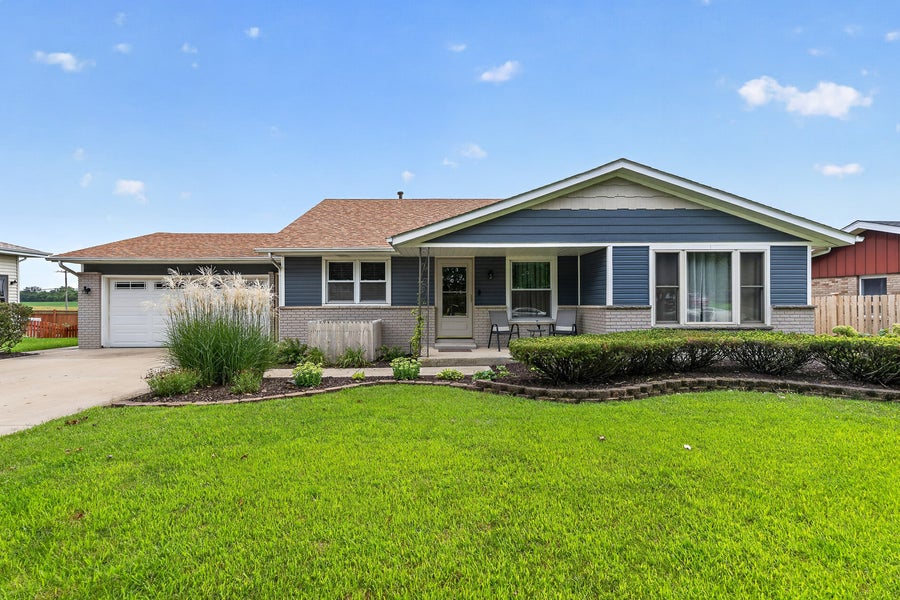 Property photo for 818 Bonnie Lane, Peotone, IL