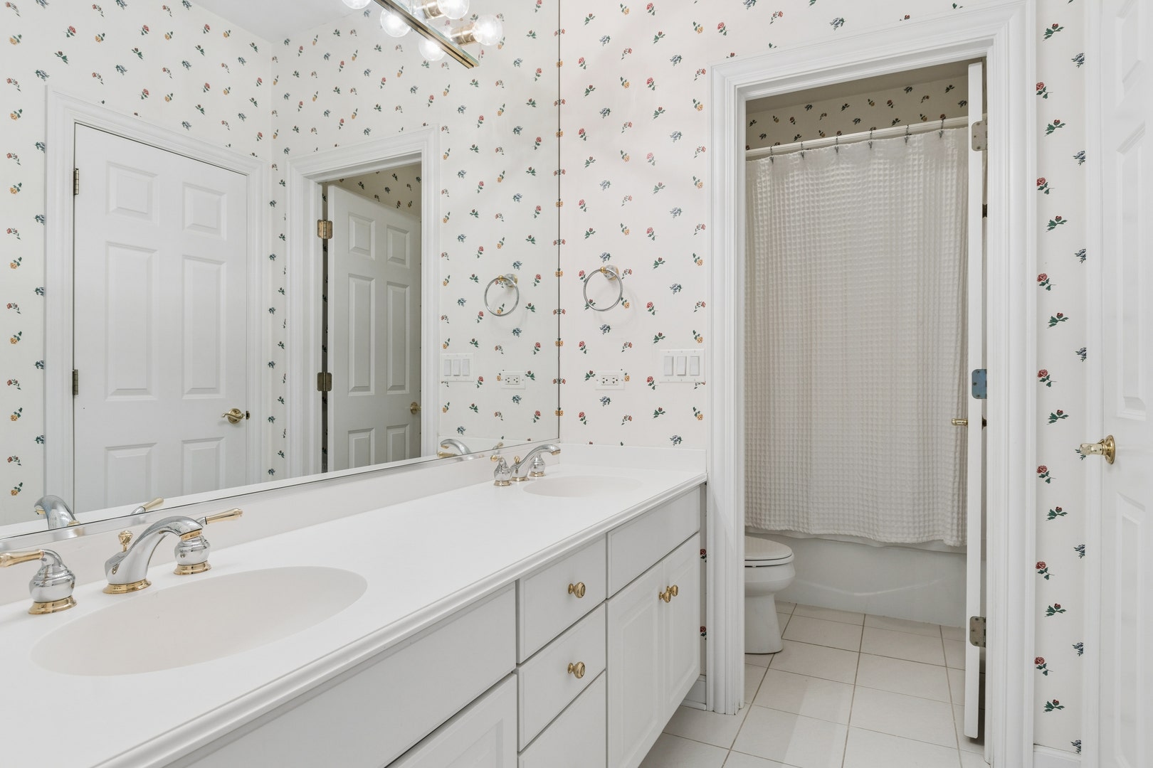 2419 Woodglen Drive, Aurora, IL 60502 2419 Woodglen Drive, Aurora, IL 60502