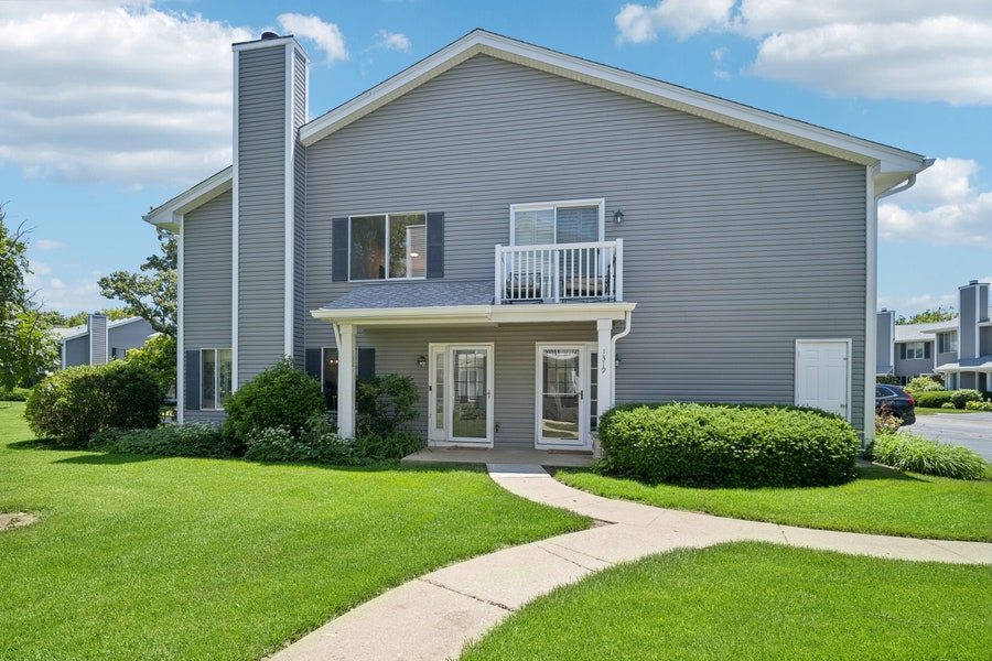 Property photo for 1321 Barclay Lane, Deerfield, IL