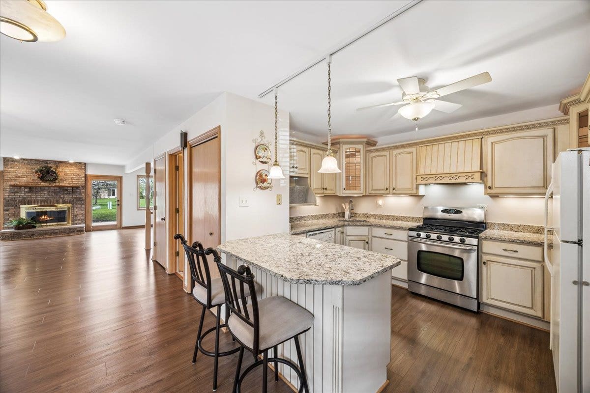 17346 Brook Crossing Court, Orland Park, IL 60467 Kitchen with breakfast bar