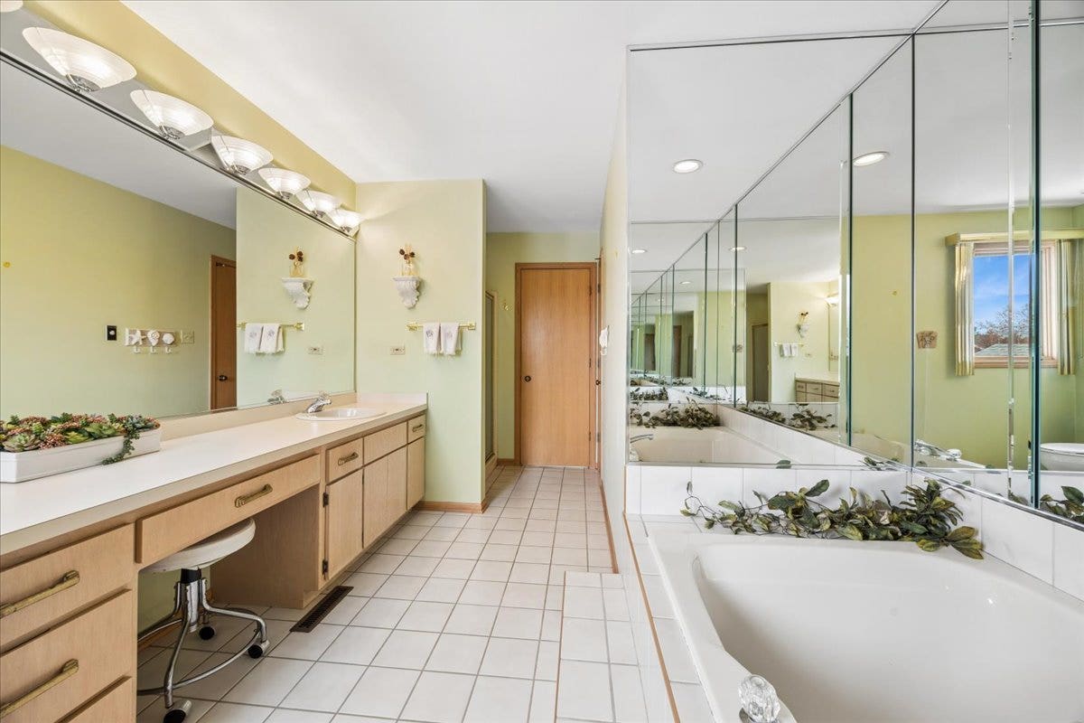 17346 Brook Crossing Court, Orland Park, IL 60467 17346 Brook Crossing Court, Orland Park, IL 60467