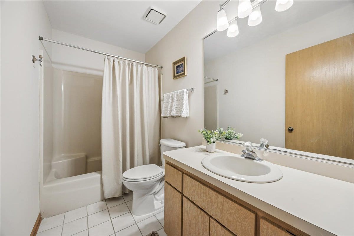 17346 Brook Crossing Court, Orland Park, IL 60467 2nd floor full Bathroom