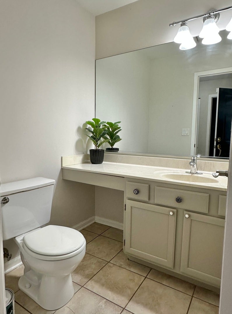 1346 Brunswick Court, Elgin, IL 60120 Powder Room