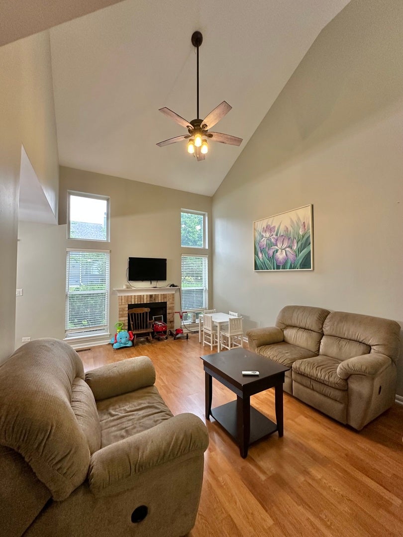 1346 Brunswick Court, Elgin, IL 60120 1346 Brunswick Court, Elgin, IL 60120