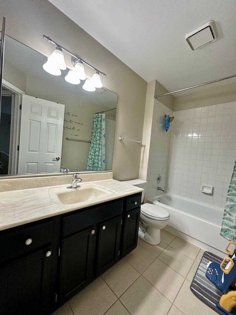 1346 Brunswick Court, Elgin, IL 60120 Hallway bathroon
