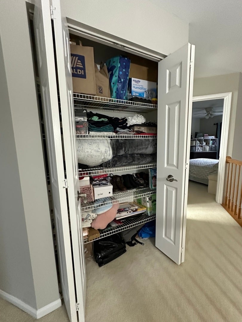1346 Brunswick Court, Elgin, IL 60120 Linens closet