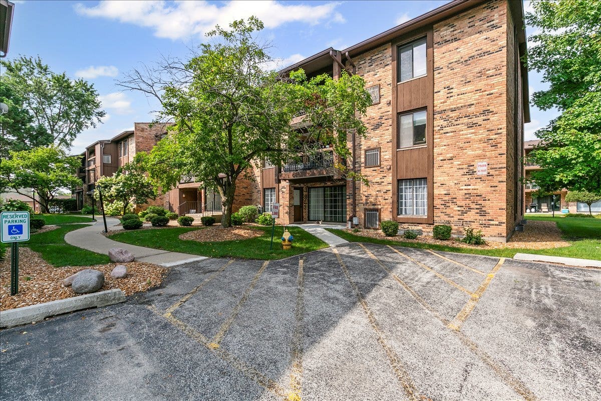 7509 W 175 Street, #232, Tinley Park, IL 60477 7509 W 175 Street, #232, Tinley Park, IL 60477