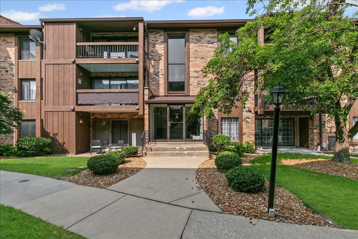 7509 W 175 Street, #232, Tinley Park, IL 60477 7509 W 175 Street, #232, Tinley Park, IL 60477