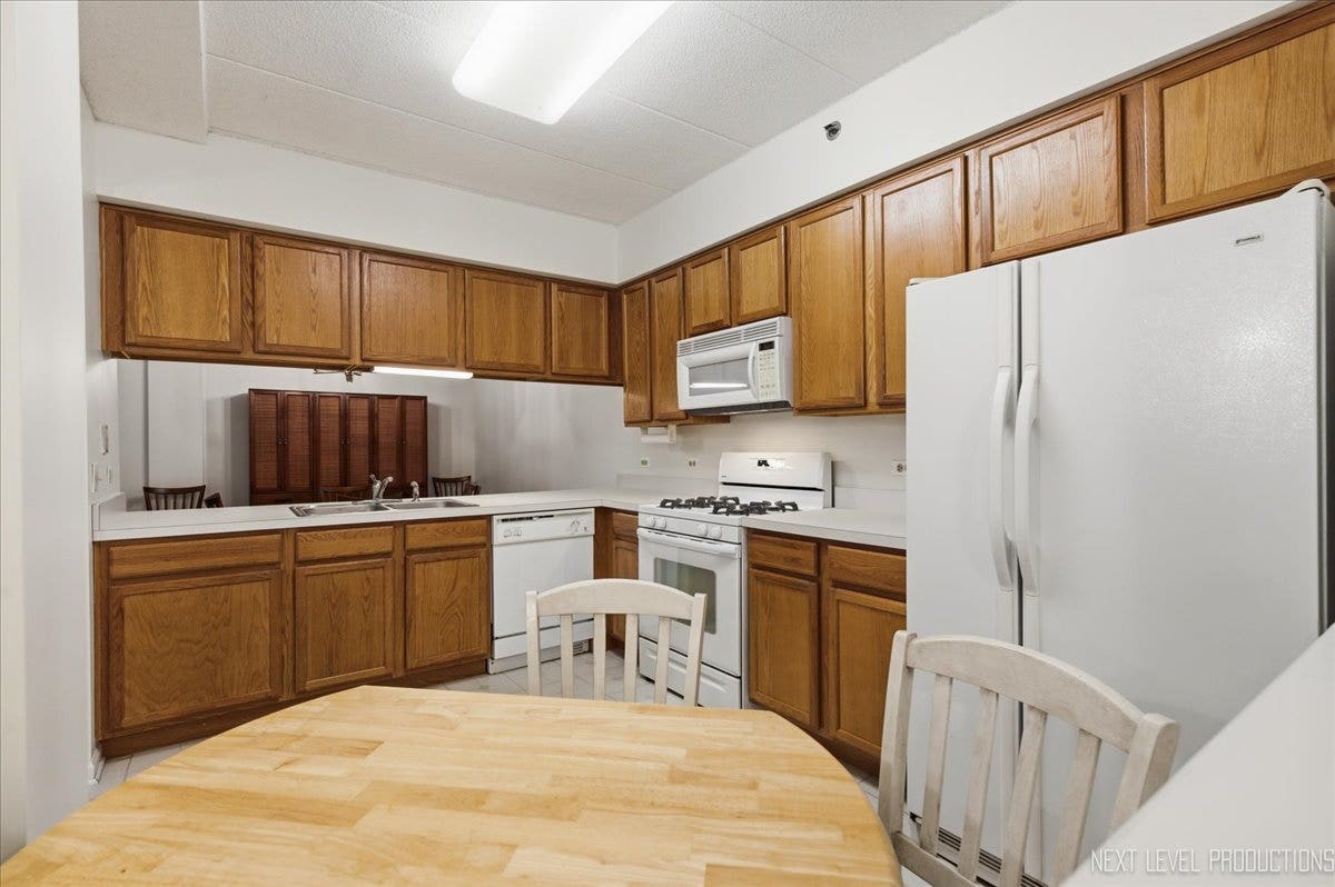 7841 W 157th Street, #104, Orland Park, IL 60462 The kitchen has plenty of space for a cafe table.
