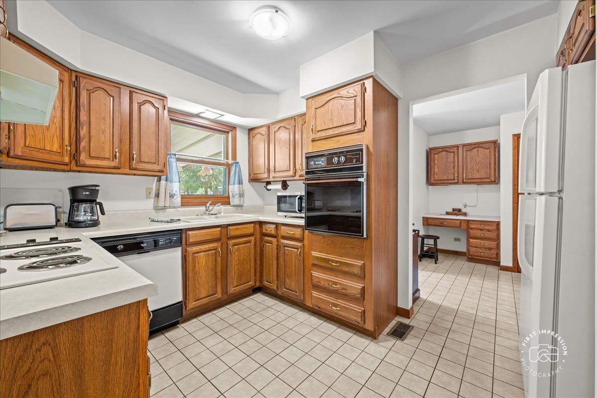 13 N Weston Avenue, Elgin, IL 60123 NICE SIZED KITCHEN