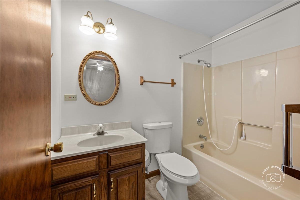 13 N Weston Avenue, Elgin, IL 60123 PRIMARY BEDROOM PRIVATE BATH