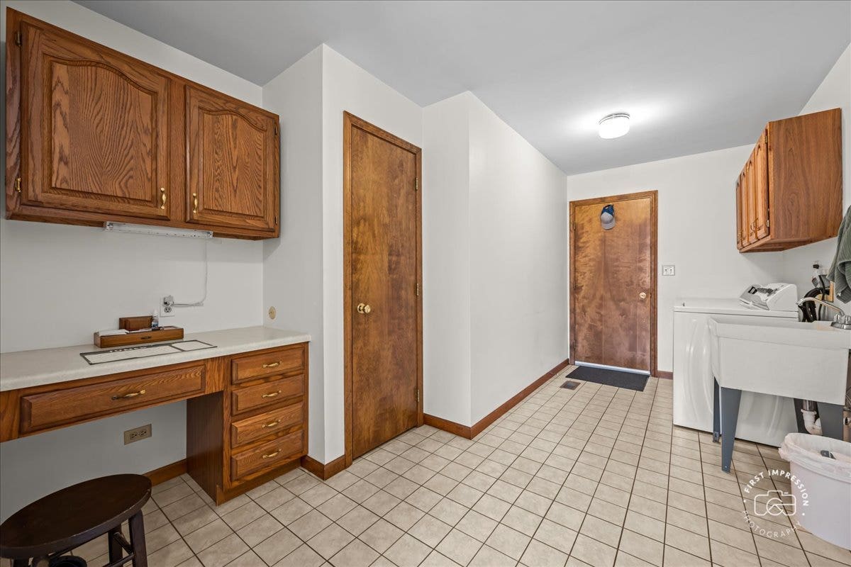 13 N Weston Avenue, Elgin, IL 60123 NICE SIZED MUD ROOM/LAUNDRY ROOM