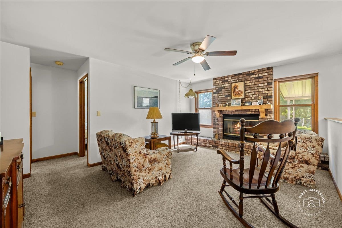 13 N Weston Avenue, Elgin, IL 60123 COZY FAMILY ROOM
