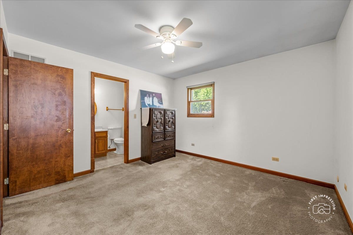 13 N Weston Avenue, Elgin, IL 60123 PRIMARY BEDROOM WITH PRIVATE BATH