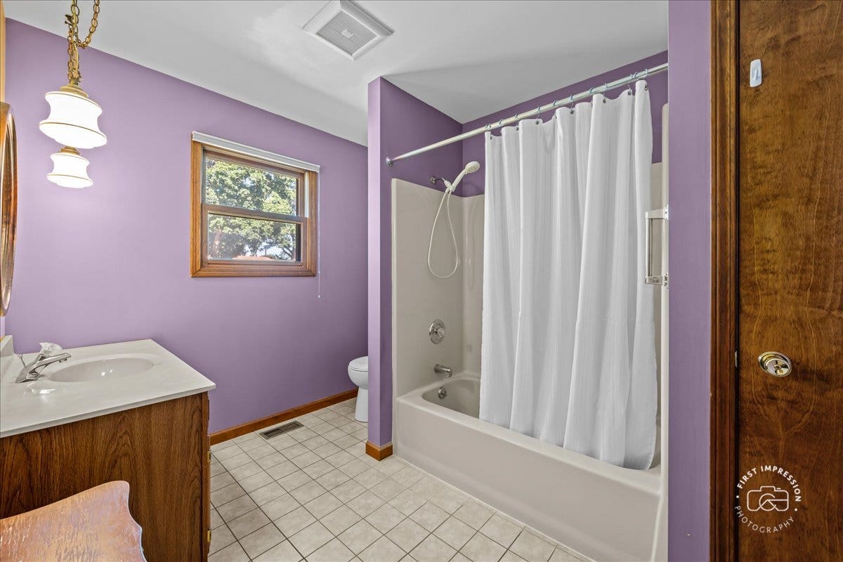 13 N Weston Avenue, Elgin, IL 60123 MAIN FLOOR BATH