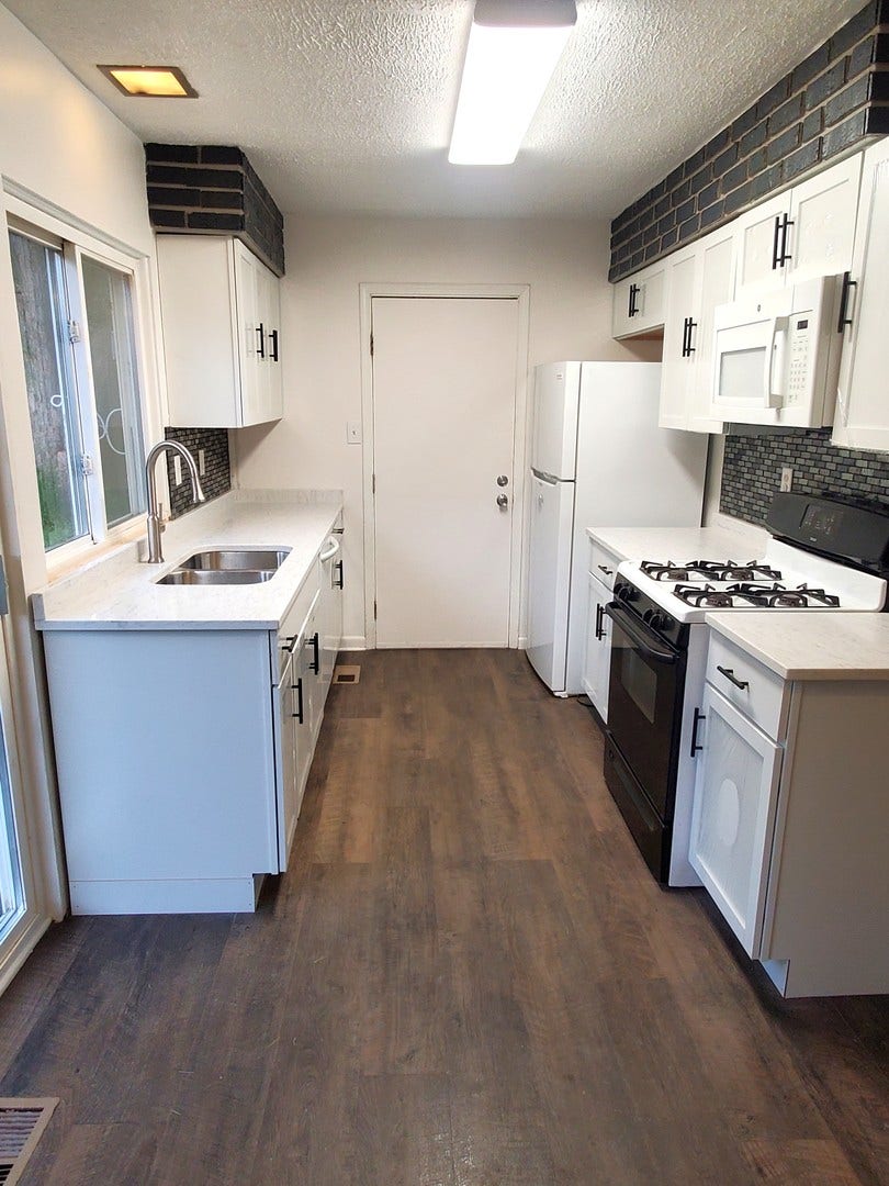 200 Hampdon Court, Bolingbrook, IL 60440 NEW QUARTZ COUNTERTOPS