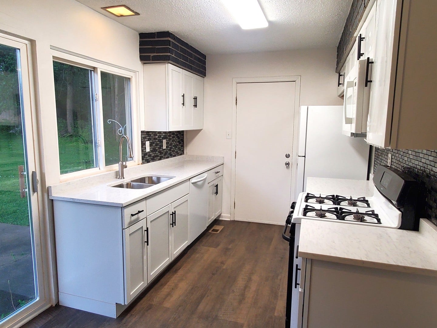200 Hampdon Court, Bolingbrook, IL 60440 NEW QUARTZ COUNTERTOPS