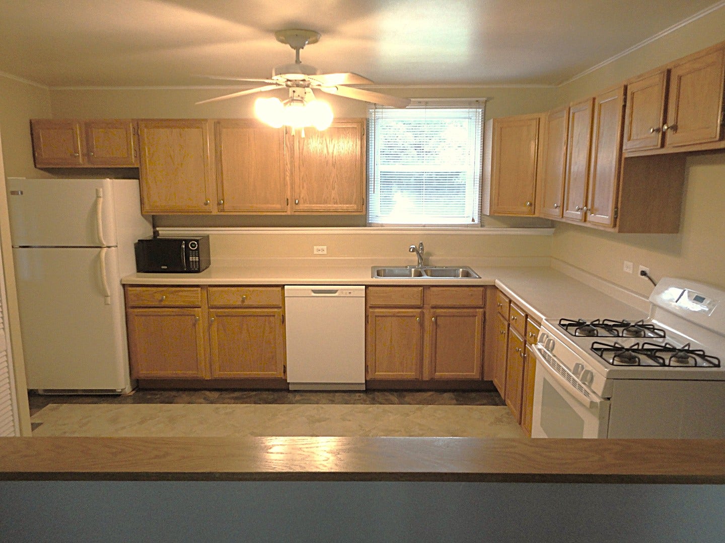 6325 Dunham Road, Downers Grove, IL 60516 6325 Dunham Road, Downers Grove, IL 60516